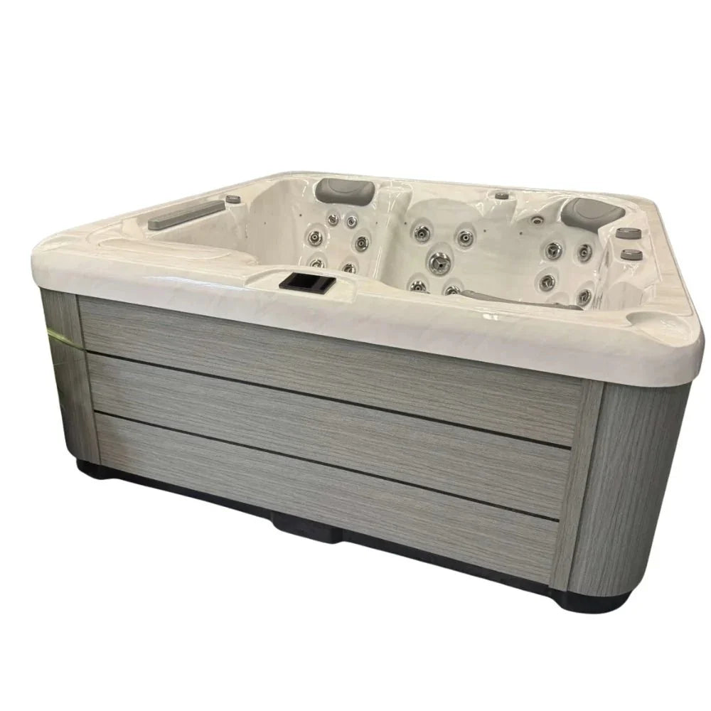 Moderner Outdoor Whirlpool mit grauer Verkleidung und weißen Acrylflächen, ideal für Garten oder Terrasse, Wellness-Design, mehrere Massagedüsen