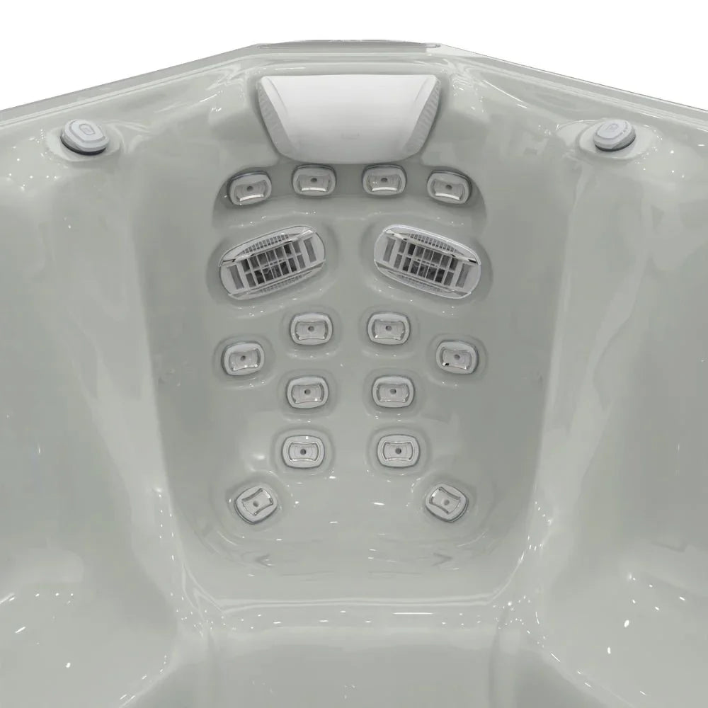 Detailaufnahme Whirlpool-Sitz mit Massagejets und Kopfstütze, modernes Outdoor Wellness-Design