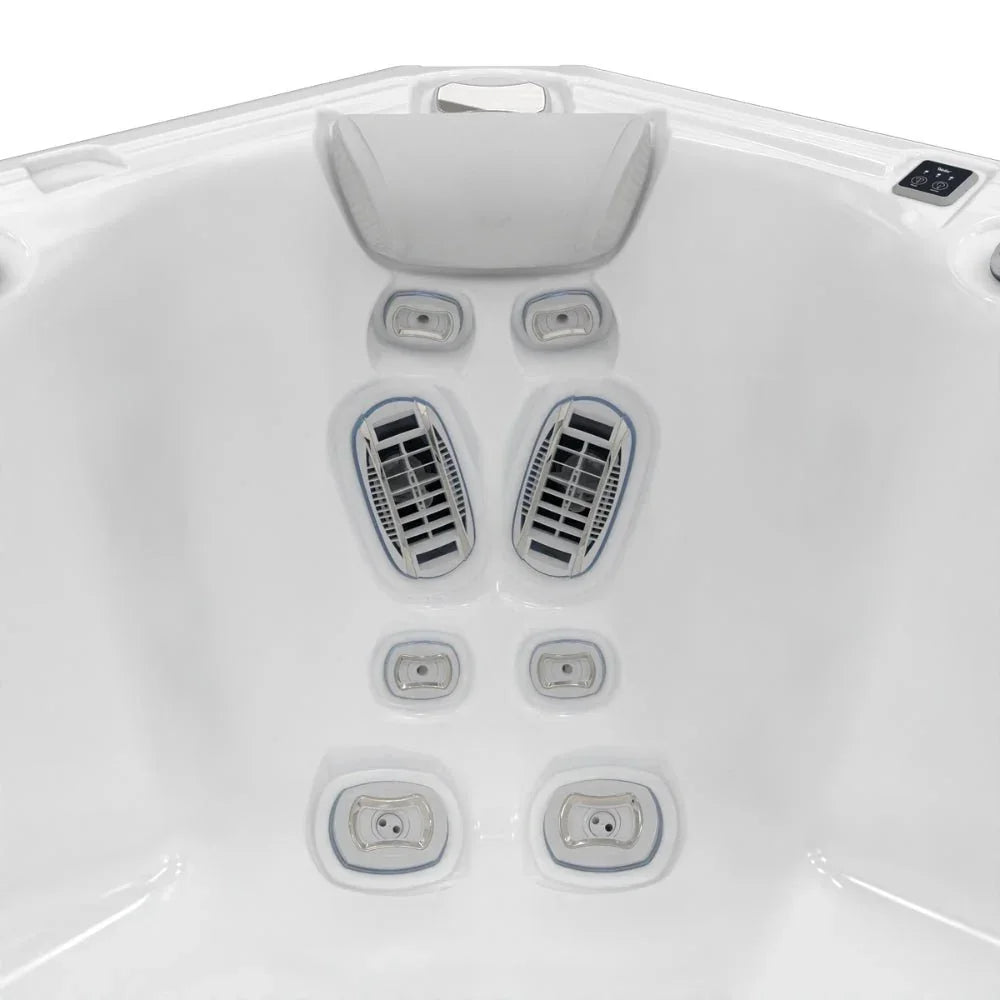 Detailaufnahme hochwertiger Wellis Outdoor Whirlpool Massagedüsen und Kopfstütze