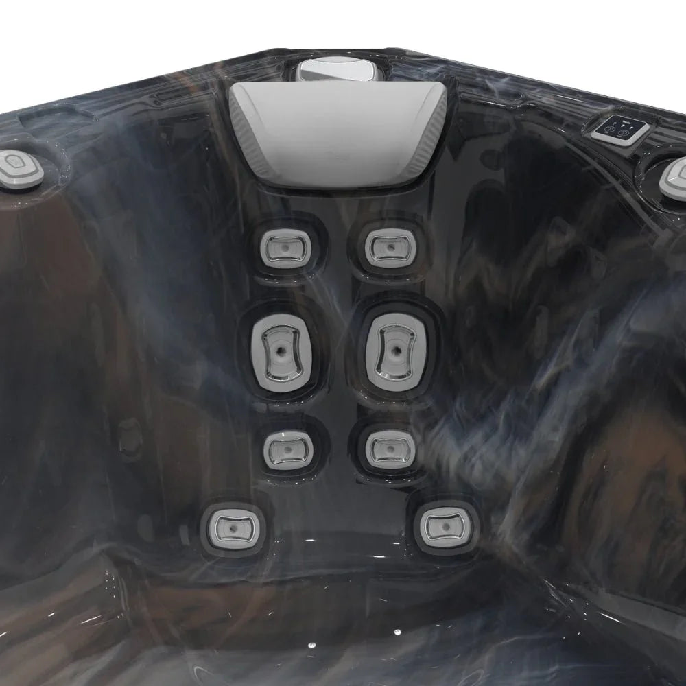 Detailansicht Wellis Outdoor Whirlpool, ergonomischer Sitz mit Massagedüsen, modernes Design