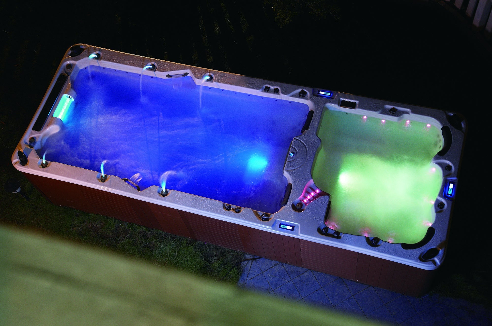 New Wave Elite Pro 590 Swim Spa mit LED-Beleuchtung, Wasserfall, Massagedüsen und Gegenstromanlage für Garten und Wellness.