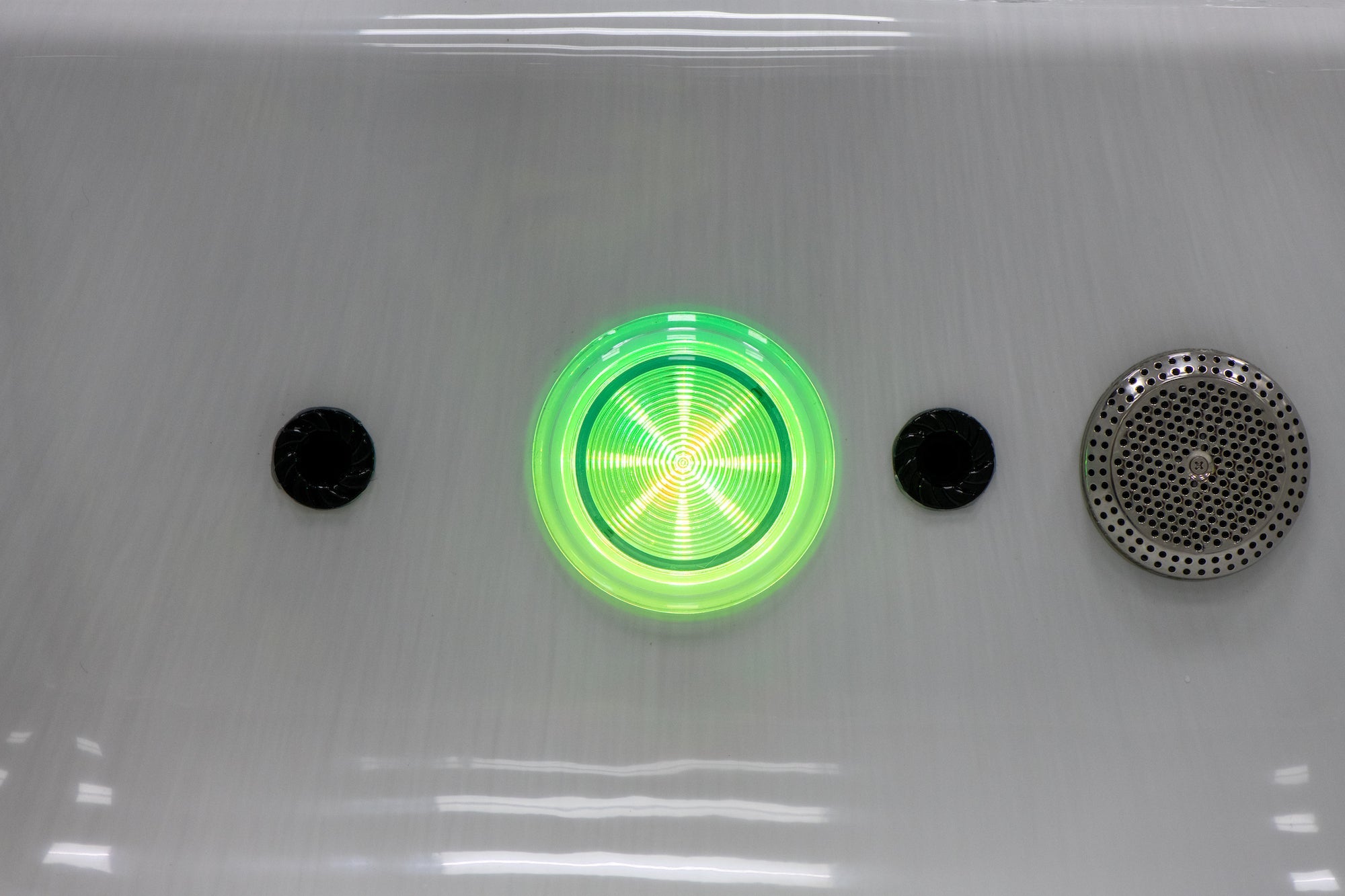 Swim Spa New Wave Hydro XL 430 mit grüner LED-Beleuchtung, Massagedüse und Wasserfall für Wellness und Entspannung.