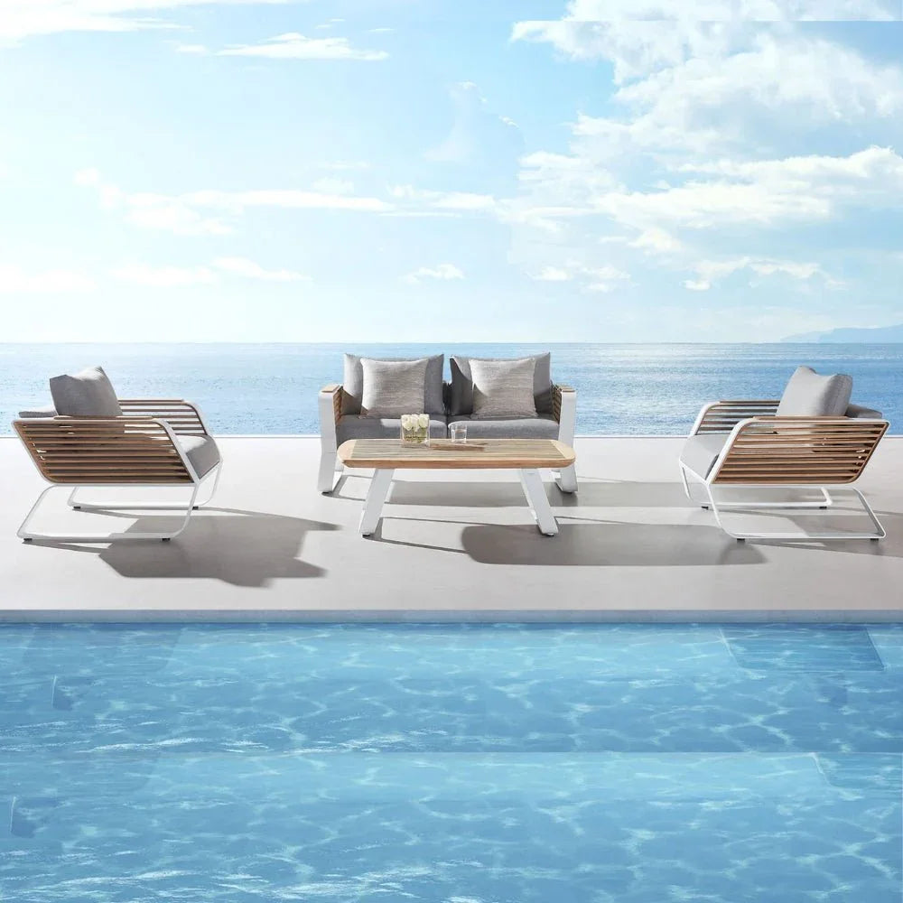 Luxuriöses Higold Gartenmöbel-Set auf Terrasse am Pool mit Meerblick, modernes Outdoor-Design